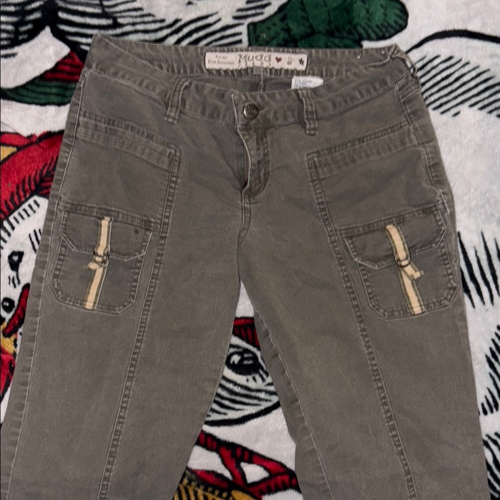 MUDD Green & Beige Low-rise Cargo Flare Pants Size 7, Fits like a size 4